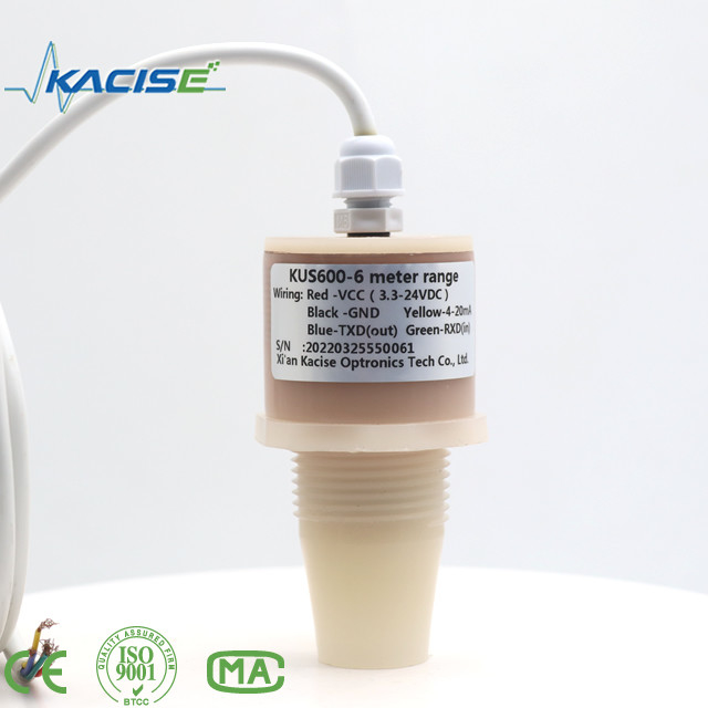 Il sensore ad ultrasuoni KUS600 in materiali PVDF/PTFE è utilizzato per la misurazione della distanza e del livello del liquido.