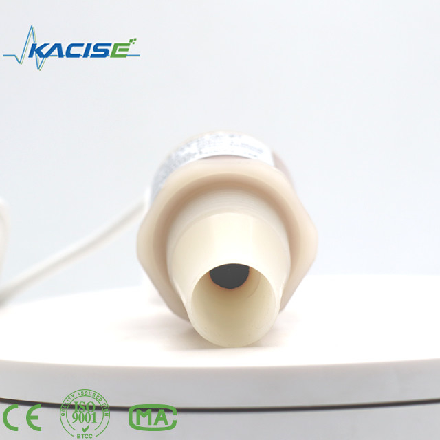 Il sensore ad ultrasuoni KUS600 in materiali PVDF/PTFE è utilizzato per la misurazione della distanza e del livello del liquido.