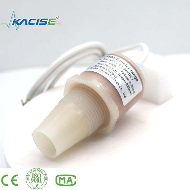 Il sensore ad ultrasuoni KUS600 in materiali PVDF/PTFE è utilizzato per la misurazione della distanza e del livello del liquido.