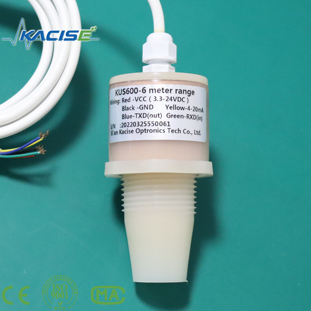 Il sensore ad ultrasuoni KUS600 in materiali PVDF/PTFE è utilizzato per la misurazione della distanza e del livello del liquido.