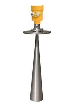 Sensore di livello radar a 26 GHz con gamma di misurazione da 10-80 m e protezione IP67 per silos e solidi