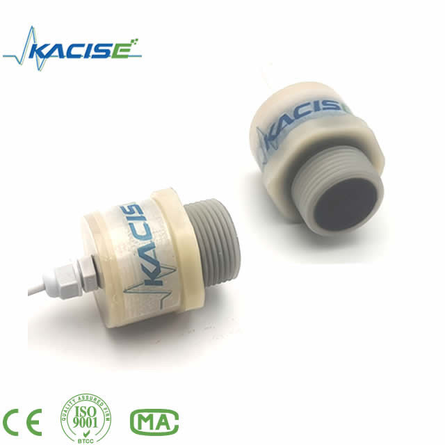 Sensore a ultrasuoni di piccole dimensioni con portata di 2,5 m con uscita multipla e alloggiamento in PVDF resistente alla corrosione