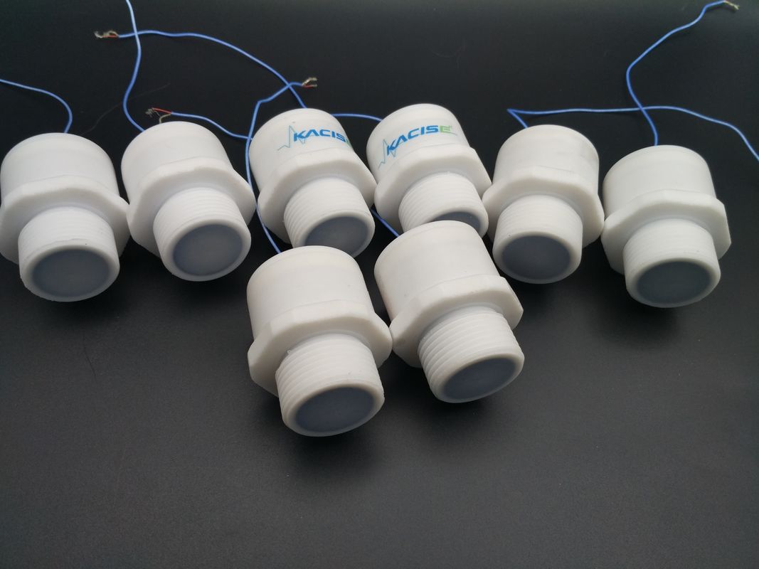 Sensore a ultrasuoni di piccole dimensioni con portata di 2,5 m con uscita multipla e alloggiamento in PVDF resistente alla corrosione