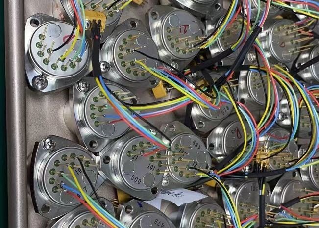 Sensore accelerometro flessibile al quarzo serie KSJB5 con diametro di montaggio di 25 mm, risoluzione