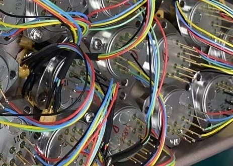 Capacità ad alta g Sensore di accelerometro al quarzo industriale con gamma di ingresso ± 80 g e soglia < 5 μ g