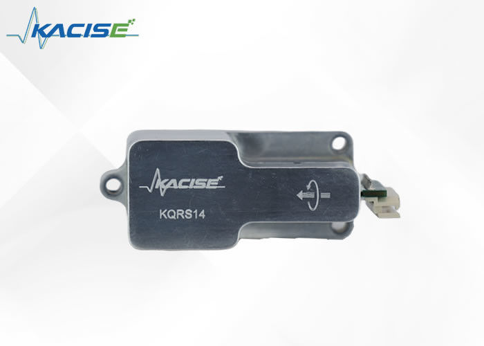Sensore di velocità MEMS con resistenza agli urti con ampia larghezza di banda e bassa corrente di ingresso per misurazioni angolari di precisione