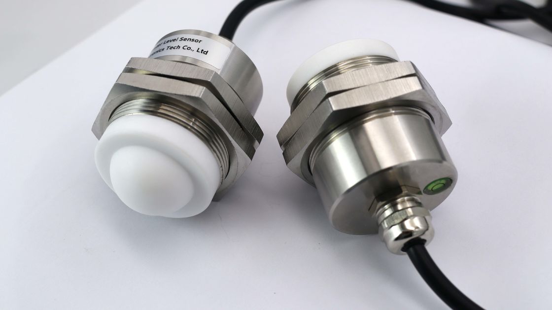 Trasmettitore di livello radar a frequenza di 80 GHz KWL801C con precisione ±2 mm e resistenza all'acqua IP68 per il rilevamento del livello del liquido industriale