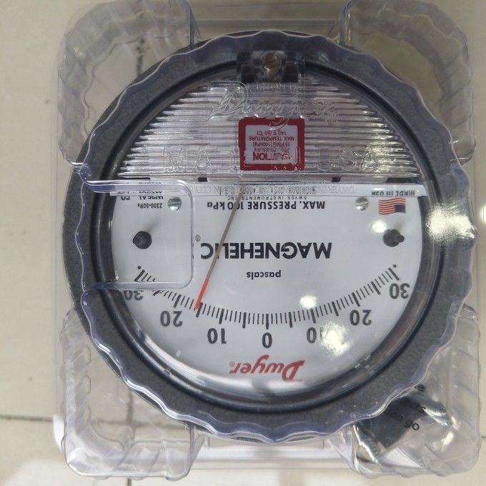 Dwyer Magnehelic 2300-60PA Differential Pressure Gauge con 60-0-60 Pa Range, accuratezza ±2% e camera IP67