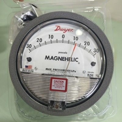 Dwyer Magnehelic 2300-60PA Differential Pressure Gauge con 60-0-60 Pa Range, accuratezza ±2% e camera IP67