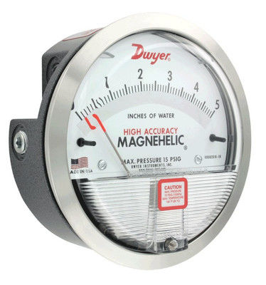 Manometro industriale Dwyer serie 2000 con precisione ±2%, grado di protezione IP67 e quadrante da 4