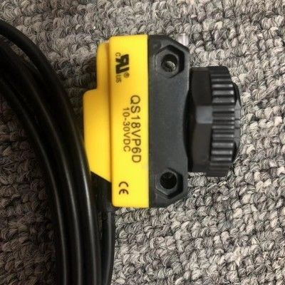 Banner QS18VP6D Sensore fotoelettrico diffuso con gamma di rilevamento di 450 mm IP67 NEMA 6 Uscita PNP nominale e complementare
