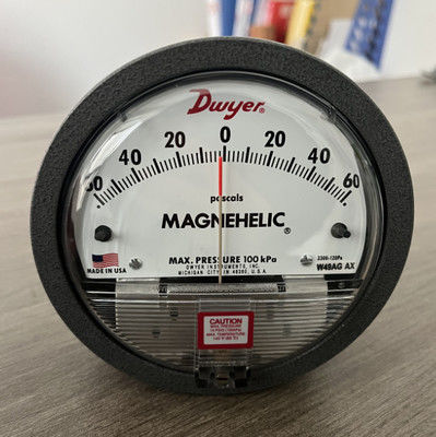 Dwyer Serie 2000 Magnehelico Differential Pressure Gauge con accuratezza ± 2% FS e movimento magnetico senza attrito per applicazioni a 20-140°F