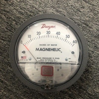 Manometro differenziale Magnehelic Serie 2000 con funzionamento meccanico Grado di protezione IP67 resistente alle intemperie e precisione ±1% FS