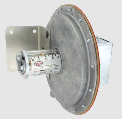 Interruttore di pressione Dwyer con indice di punto di impostazione visibile del carico di corrente di 15 Amps e grande diaframma progettato per il controllo HVAC