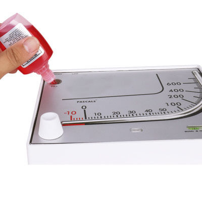 Indicatore di pressione differenziale per olio rosso KMC-700 per l'acquacoltura con una precisione del ±3% e un design compatto 190×150×32MM