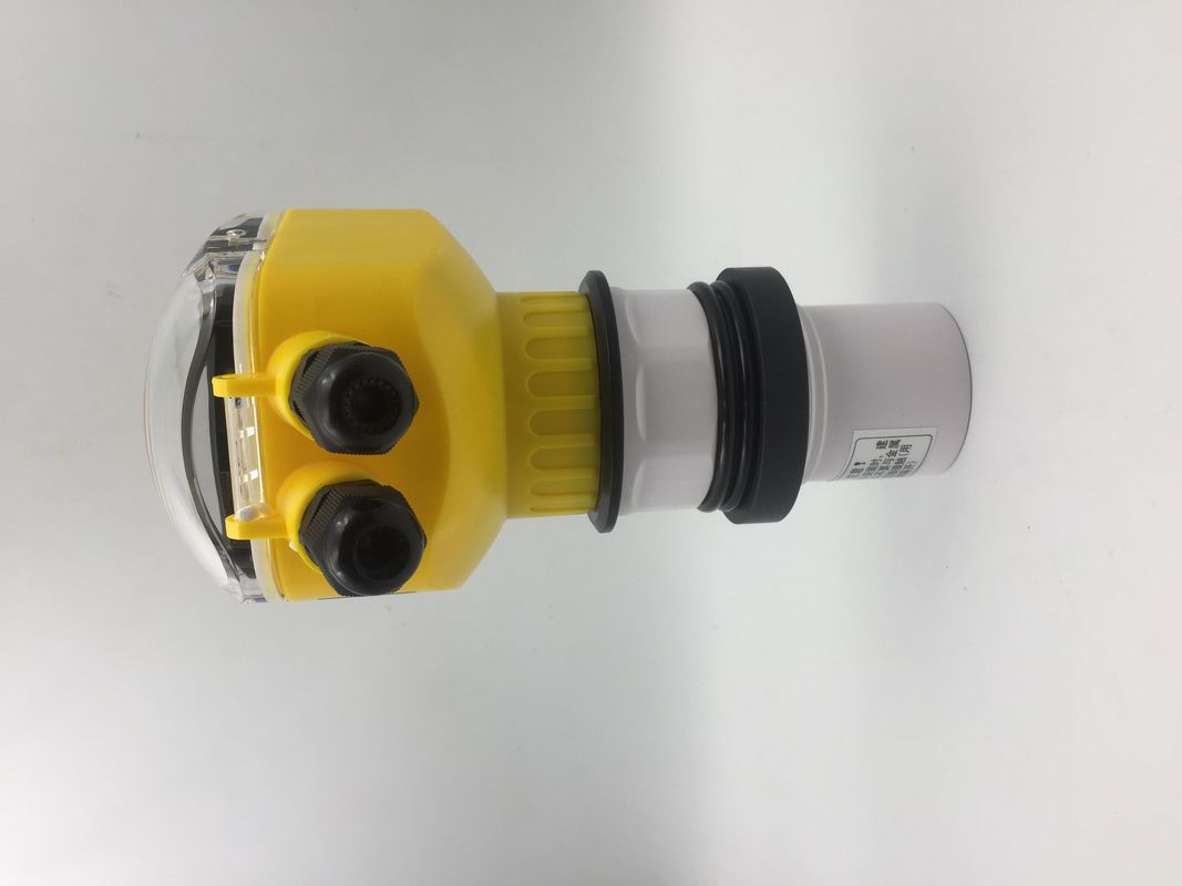 Piccolo sensore ultrasonico di livello dell'acqua senza contatto con protezione IP65 e uscita da 4 a 20 mA per la misurazione del livello del serbatoio liquido