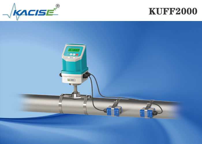 Morsetto KUFF2000 sull'unità principale del misuratore di portata ultrasonico e sensore riparato sul tubo